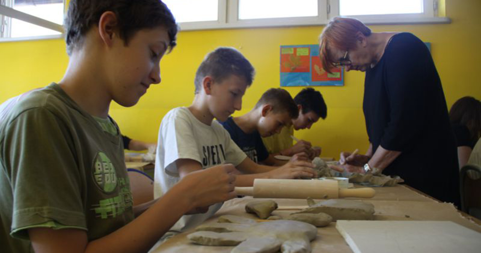 Fundacja WyspArt - Gimnazjaliści tworzą mozaikę ceramiczną