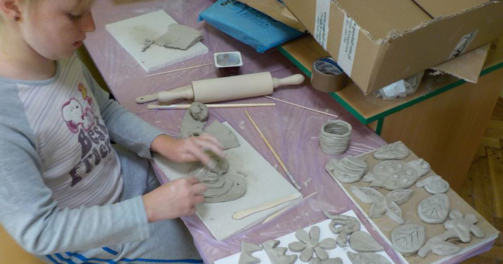 Fundacja WyspArt - Pierwsze zajęcia z mozaiki ceramicznej w wielkiej wsi